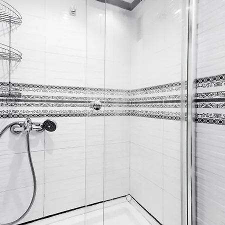 Convenient Flat 15 Min To Bagdat Avenue *